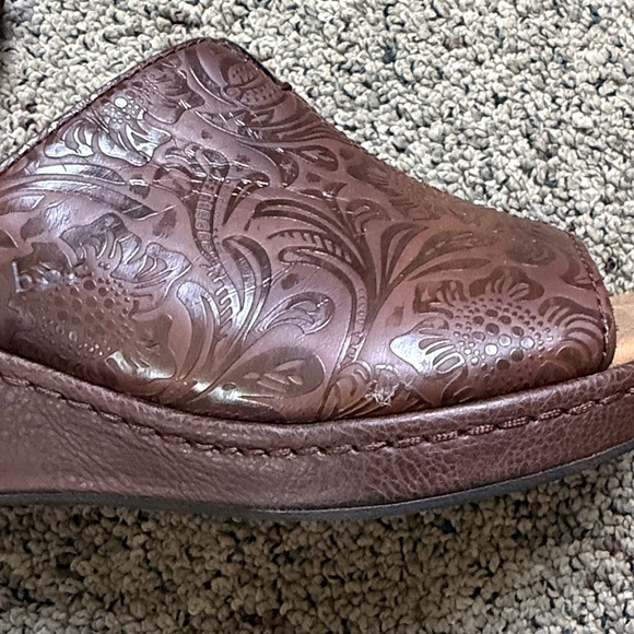 b.o.c Brown Embossed Tooled Slide Wedge Sandals Sz 9 - Picture 7 of 7